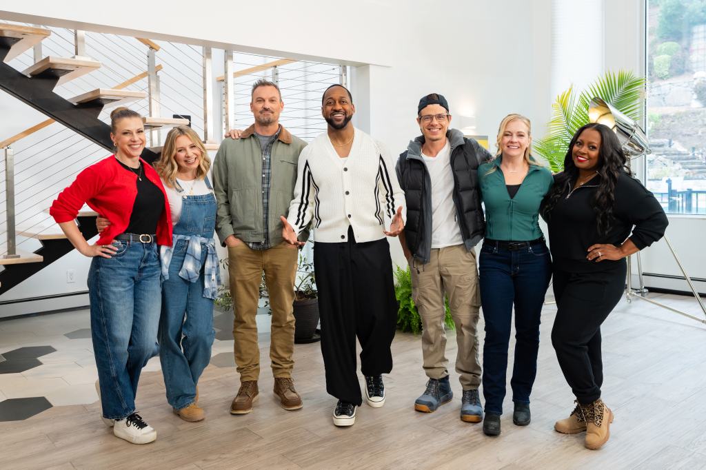The cast of 'Totally '90s House'