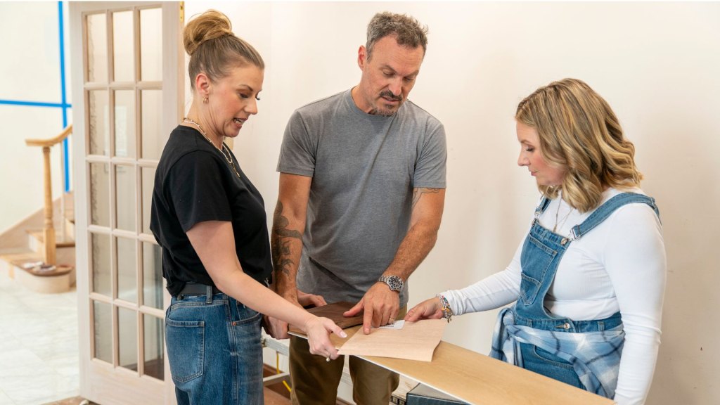 Jodie Sweetin, Brian Austin Green and Beverley Mitchell on 'Totally '90s House'