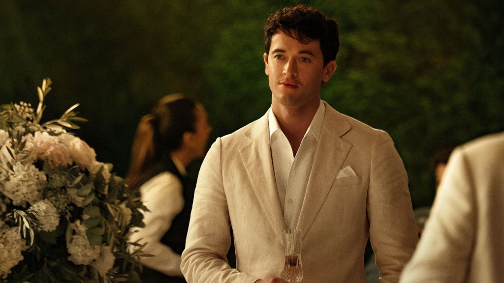 Tom Blyth as Alex Nilsen in 'People We Meet on Vacation'