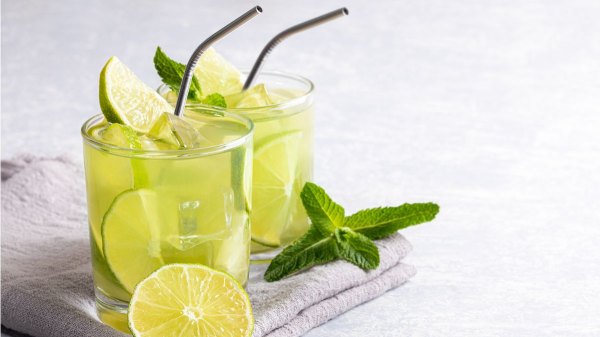 two glasses of iced green tea with lime, one of the best drinks for fatty liver disease