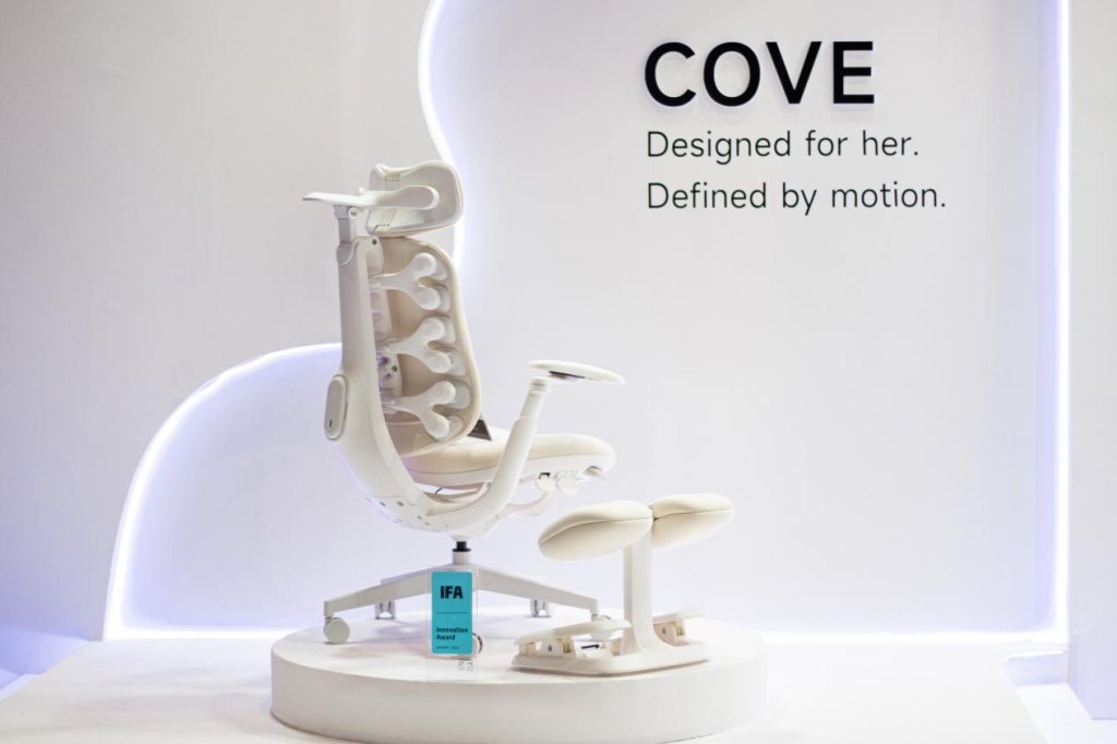 ARBREST COVE ergonomic chair at IFA Berlin 2026, featuring adjustable support, forward tilt, reclining positions and a multi-zone backrest designed around women’s proportions.