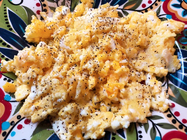 scrambled eggs with mayonnaise