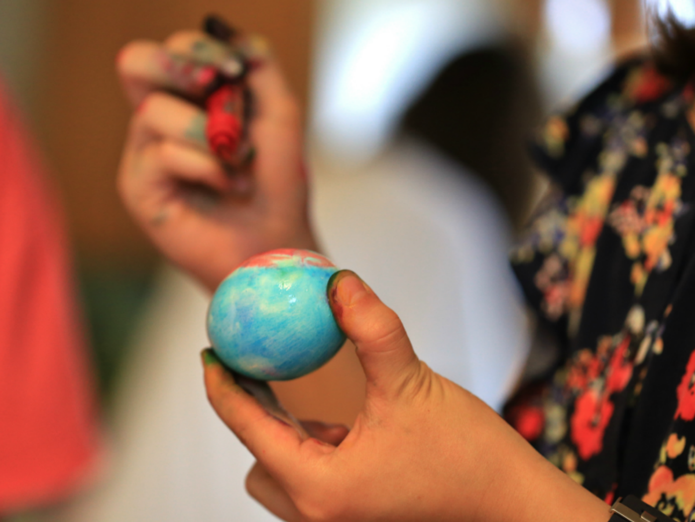 How To Get Easter Egg Dye Off Hands Without Harsh Chemicals Kad n G z 